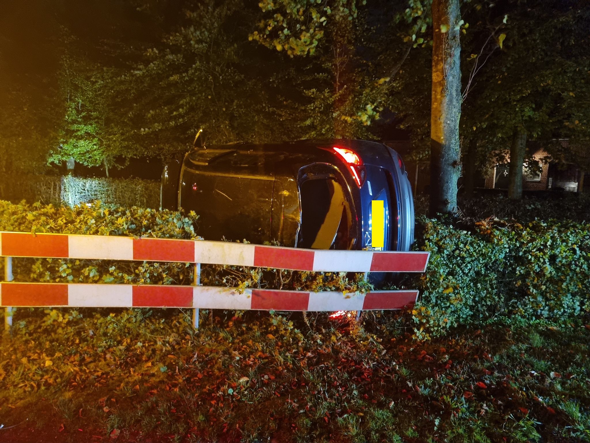 Bestuurder gewond nadat auto van de weg raakt