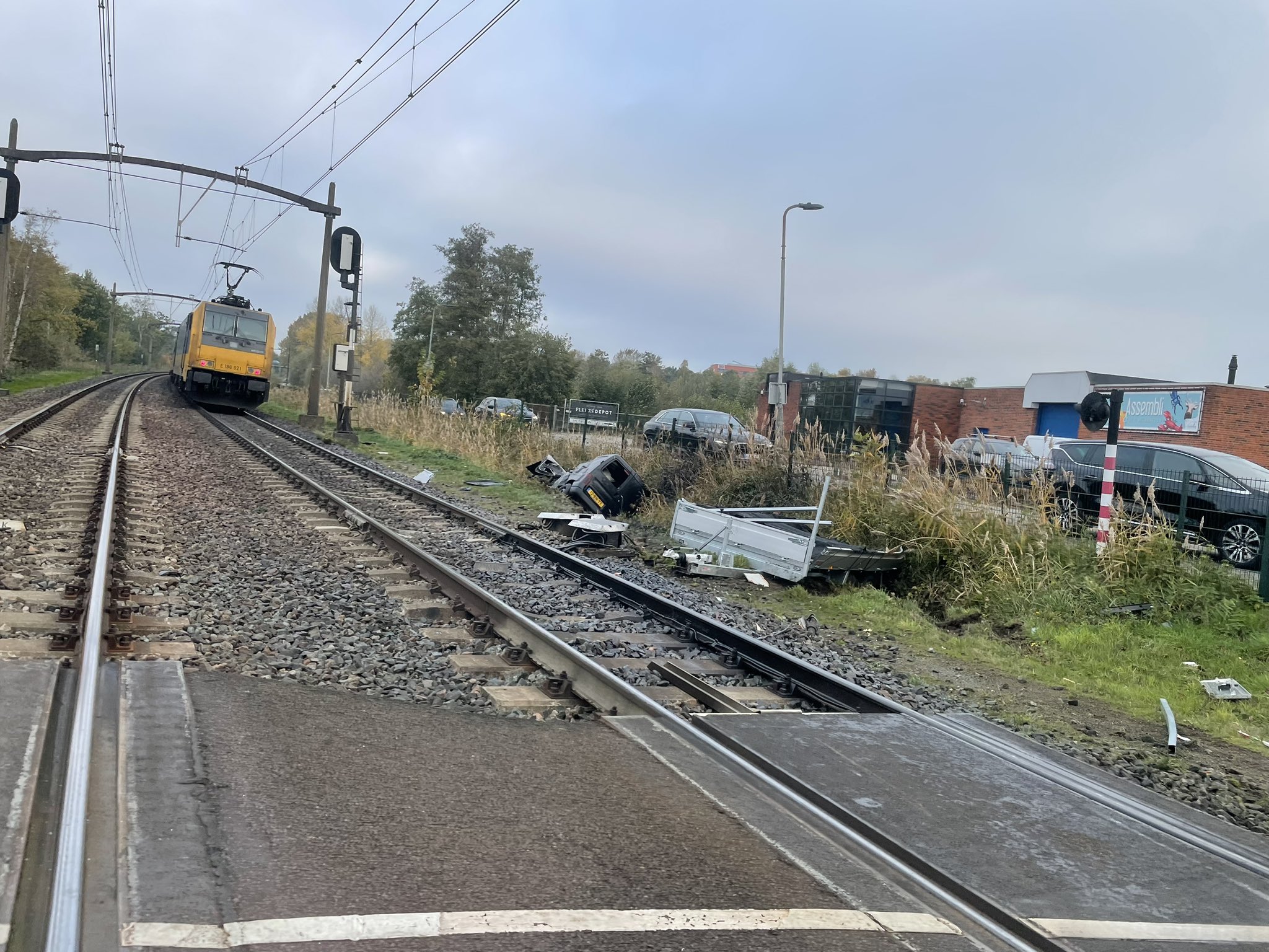 Auto komt vast te zitten op overgang en wordt geramd door trein