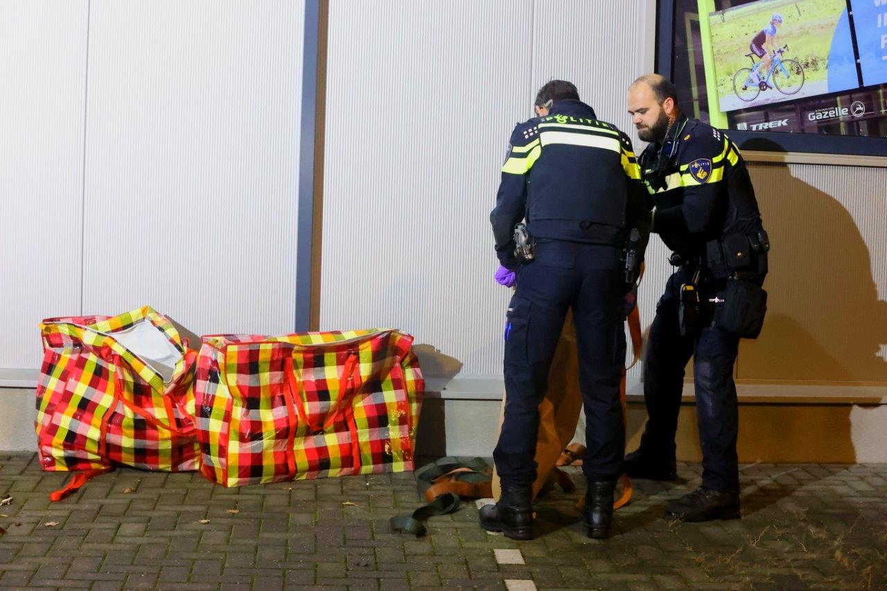 Inbrekers met bigshoppers en spanbanbanden op het dak bij BCC