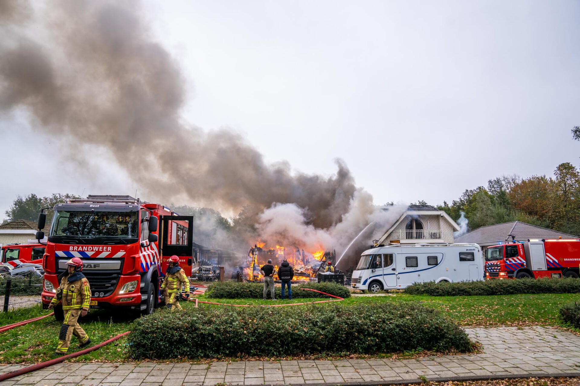 FOTOSERIE: Grote brand bij woonwagenkamp in Eindhoven