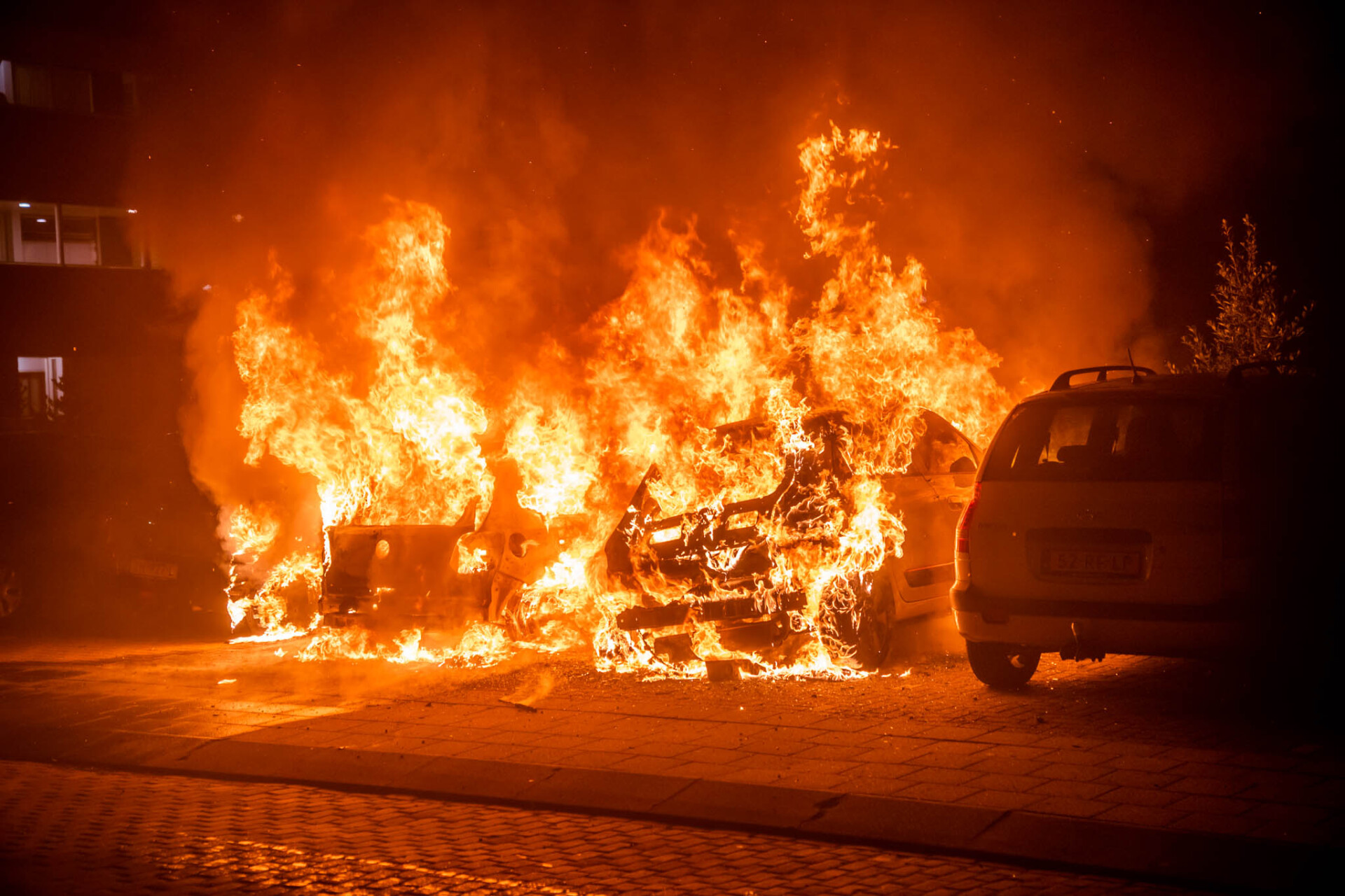 Drie auto’s in brand op parkeerplaats in Geldrop