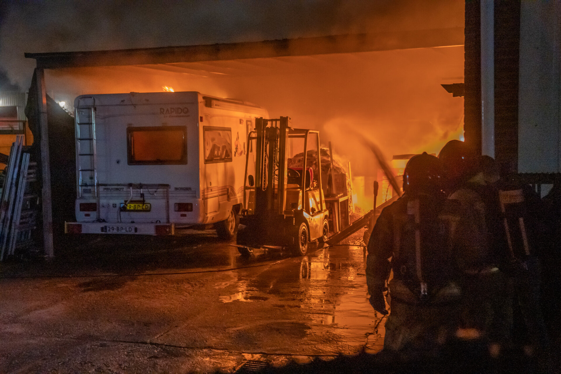 Flinke brand bij garagebedrijf in Geldrop