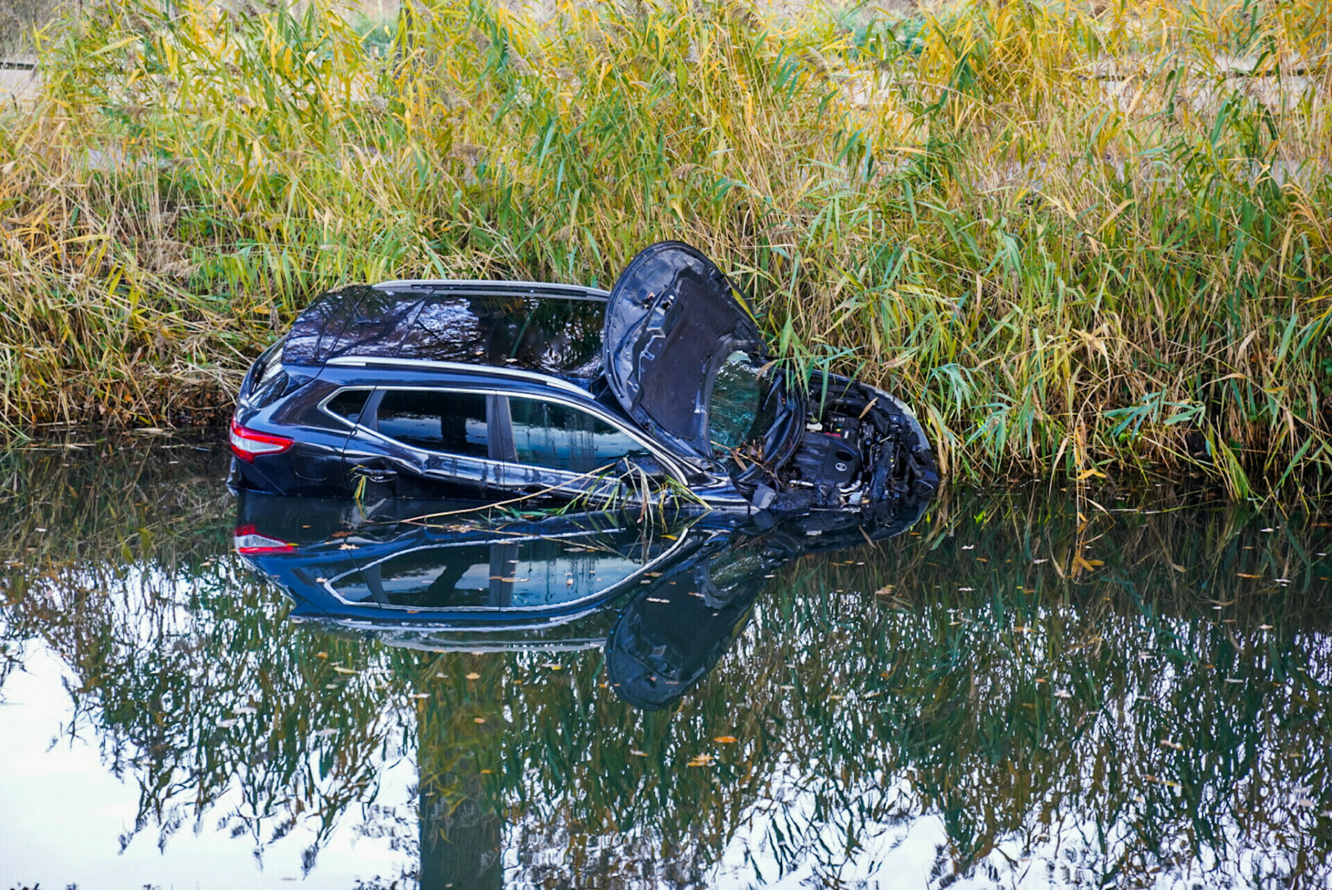 Eigenaar ziet tijdens het wildplassen zijn auto te water gaan