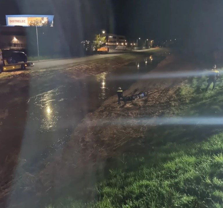 Voorbijganger vindt zwaargewonde man in de sloot