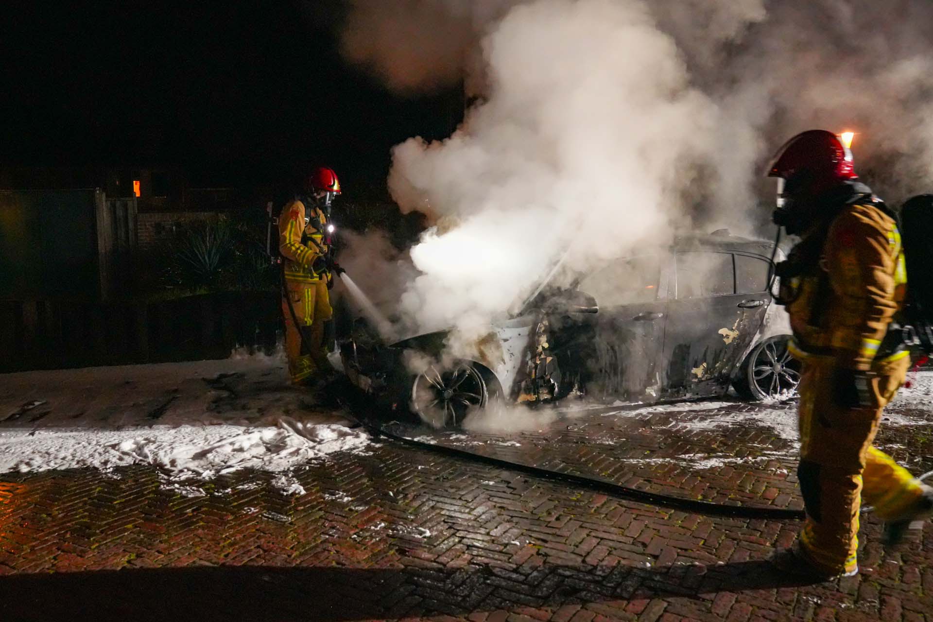 Auto verwoest door brand in Helmond