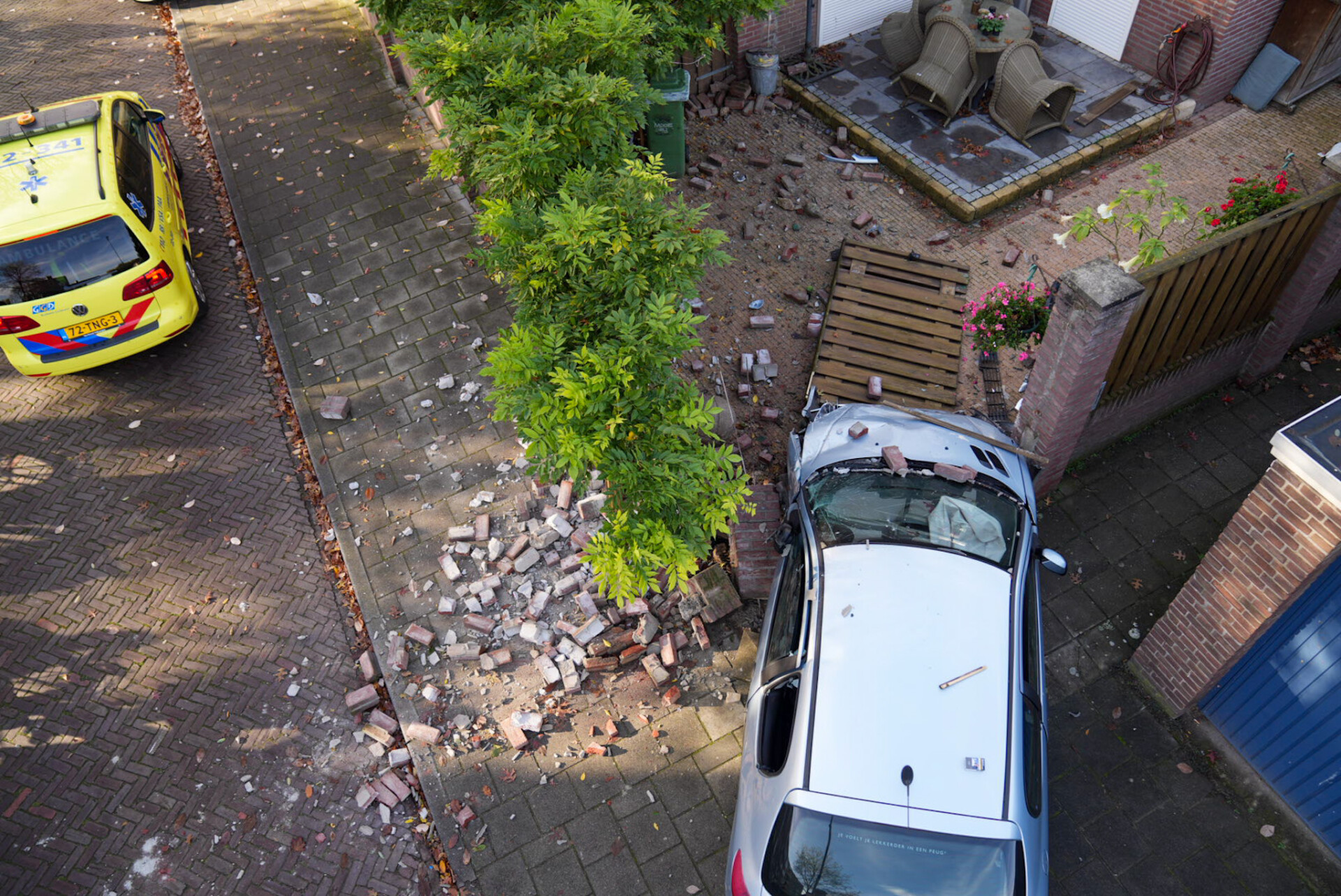 Auto knalt dwars door muurtje en rijdt een achtertuin in