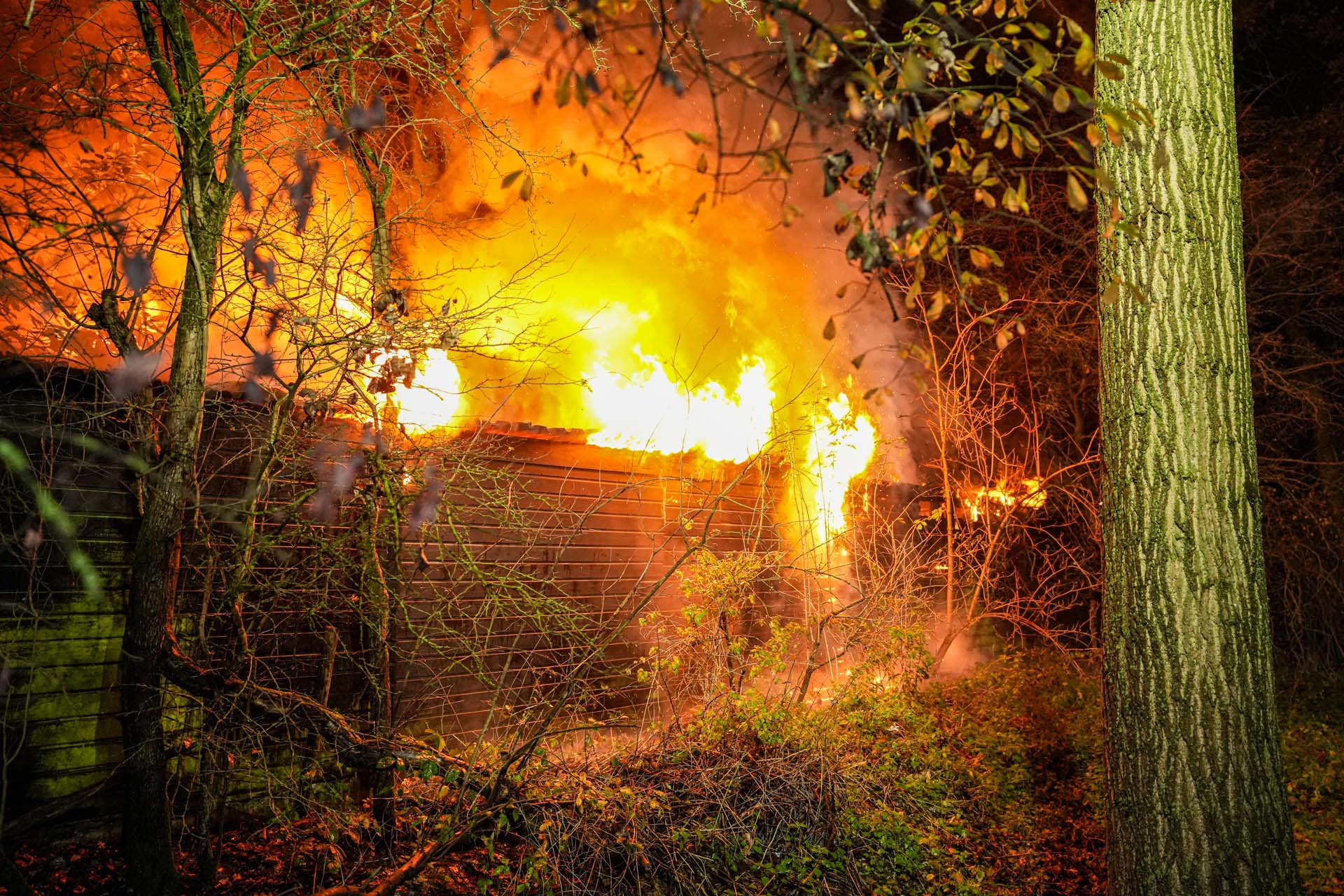 Leegstaande schuurtjes verwoest door brand