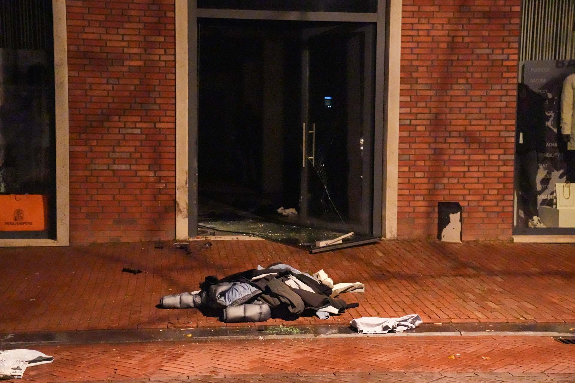 Dieven vergeten achterklep te sluiten bij ramkraak op kledingwinkel