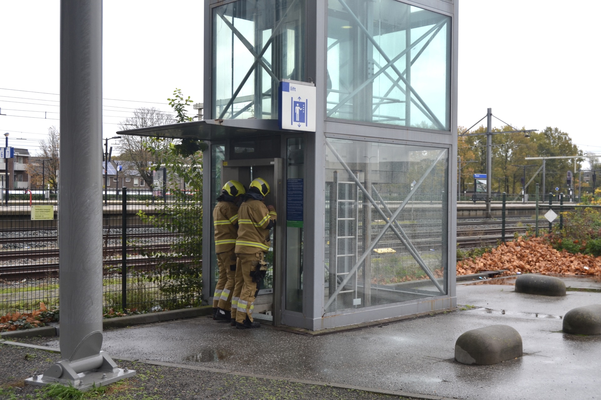 Brandweer bevrijdt persoon uit lift op NS-station
