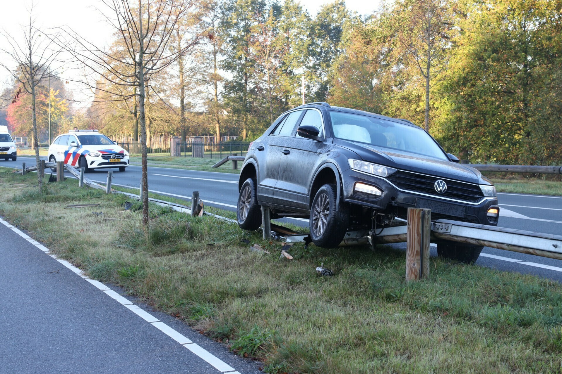 Auto belandt op vangrail na eenzijdig verkeersongeval