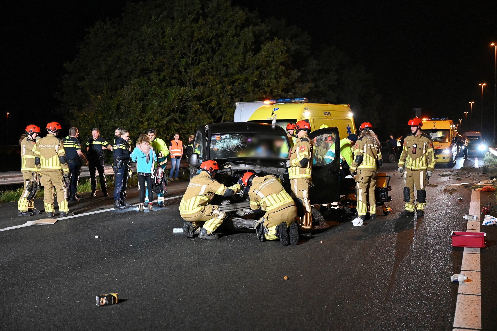 Vier gewonde bij flink ongeluk op de A65, traumaheli landt op snelweg