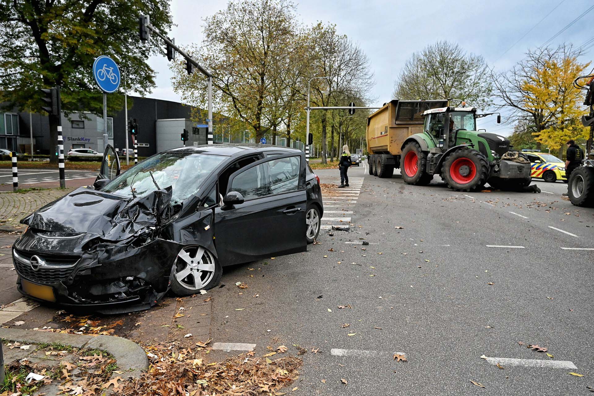 Drie ambulances aanwezig voor botsing tussen auto en tractor