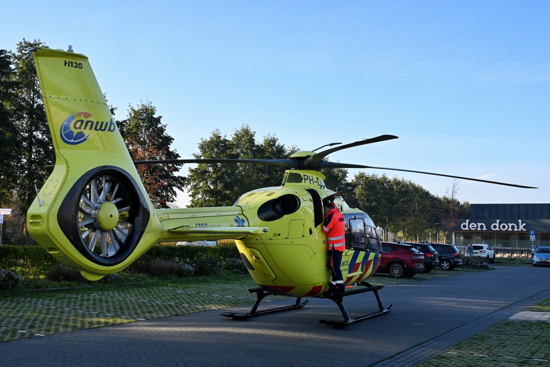 Kind mogelijk gewond na val van trap bij sportcomplex