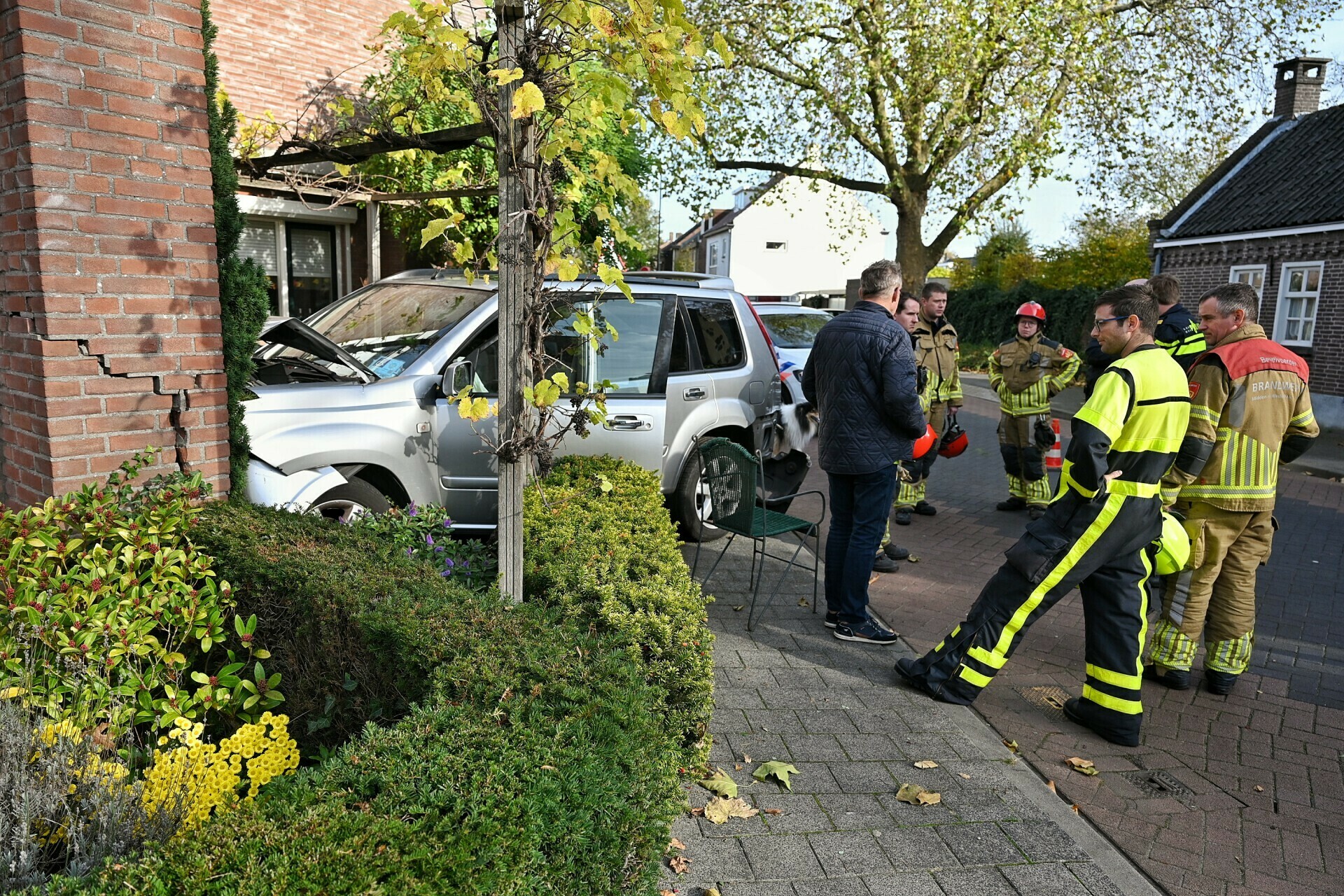 Automobilist botst tegen gevel van woning
