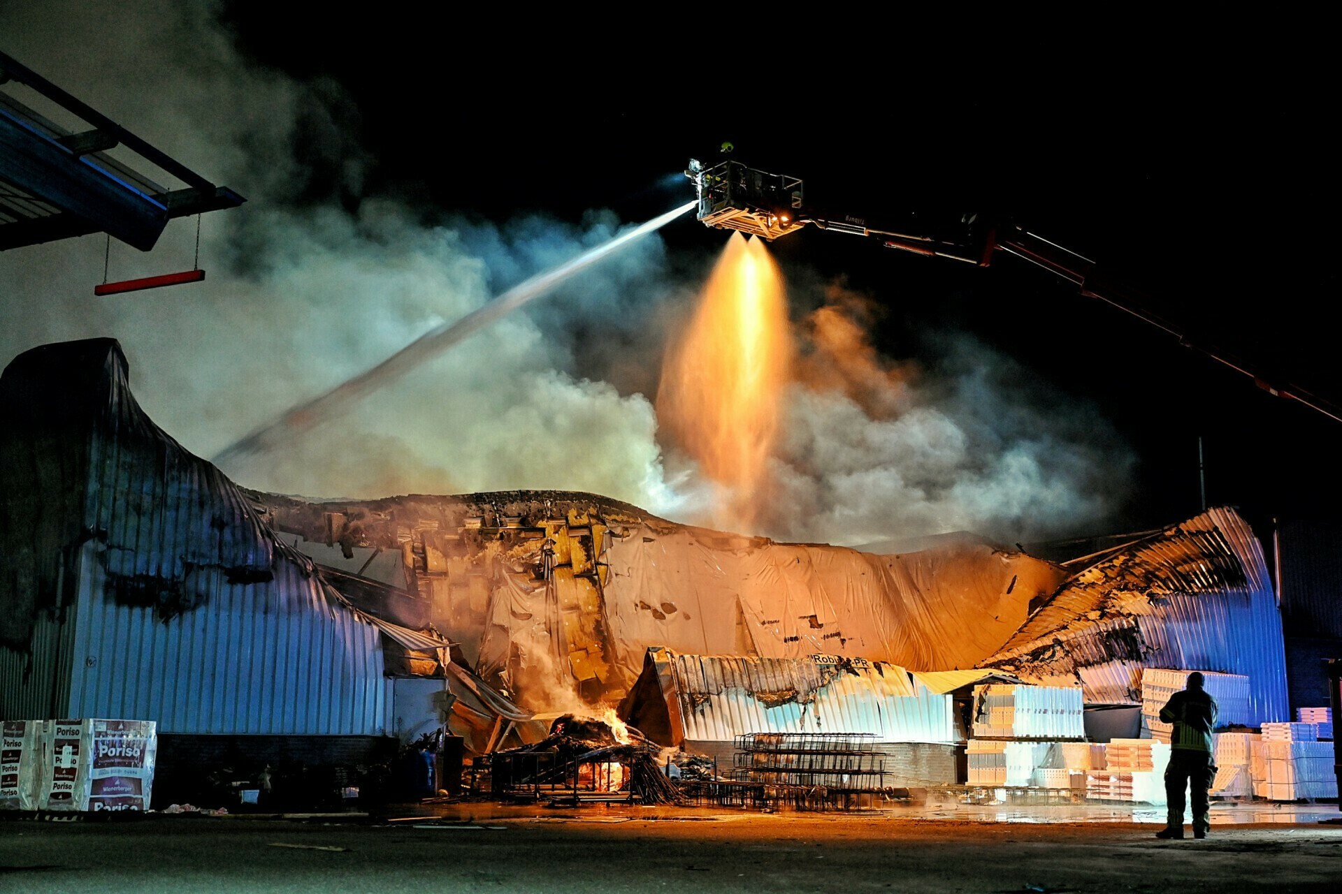 FOTO UPDATE 2: Grote brand verwoest bedrijfspand in Tilburg