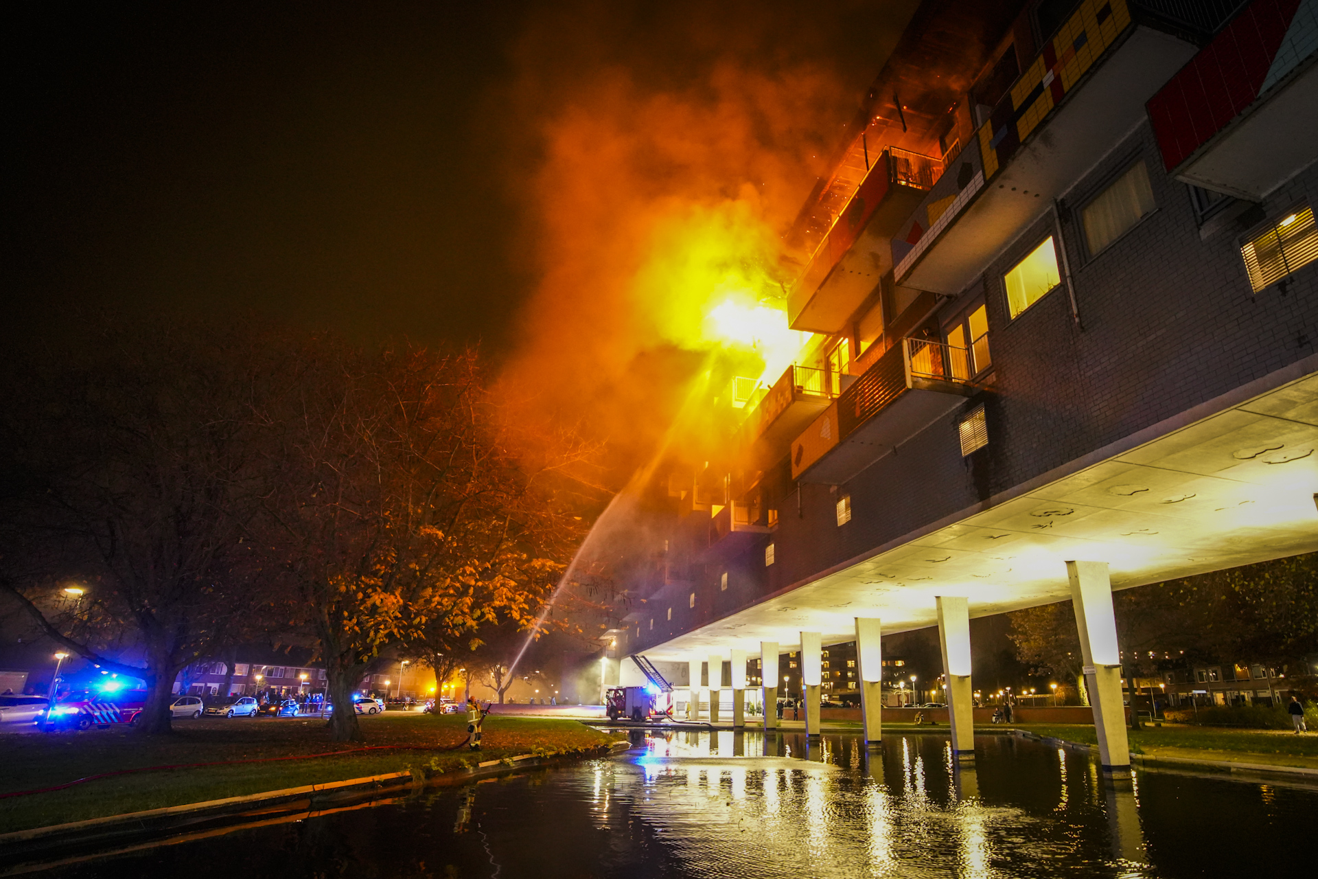 FOTO UPDATE: Grote brand in appartementencomplex onder controle
