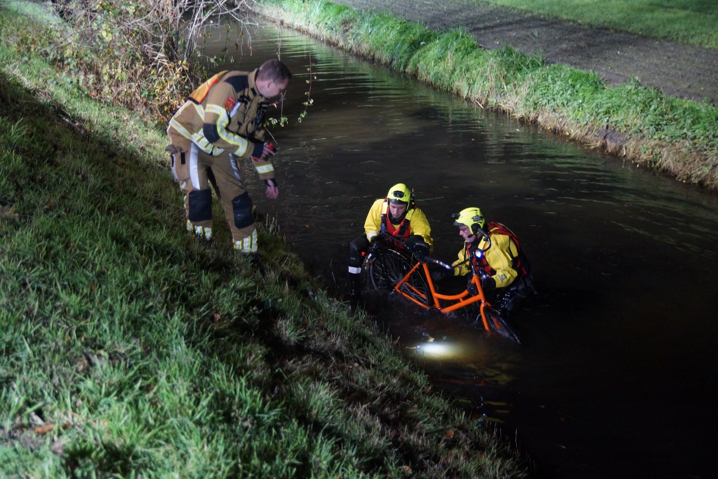 Fiets in sloot gevonden, hulpdiensten massaal ter plaatse
