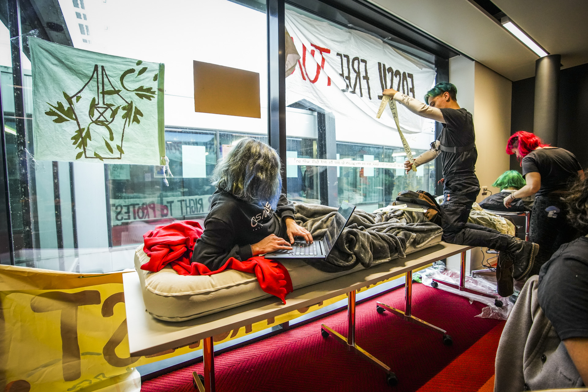 Klimaatactivisten bezetten bestuurskamer TU Eindhoven