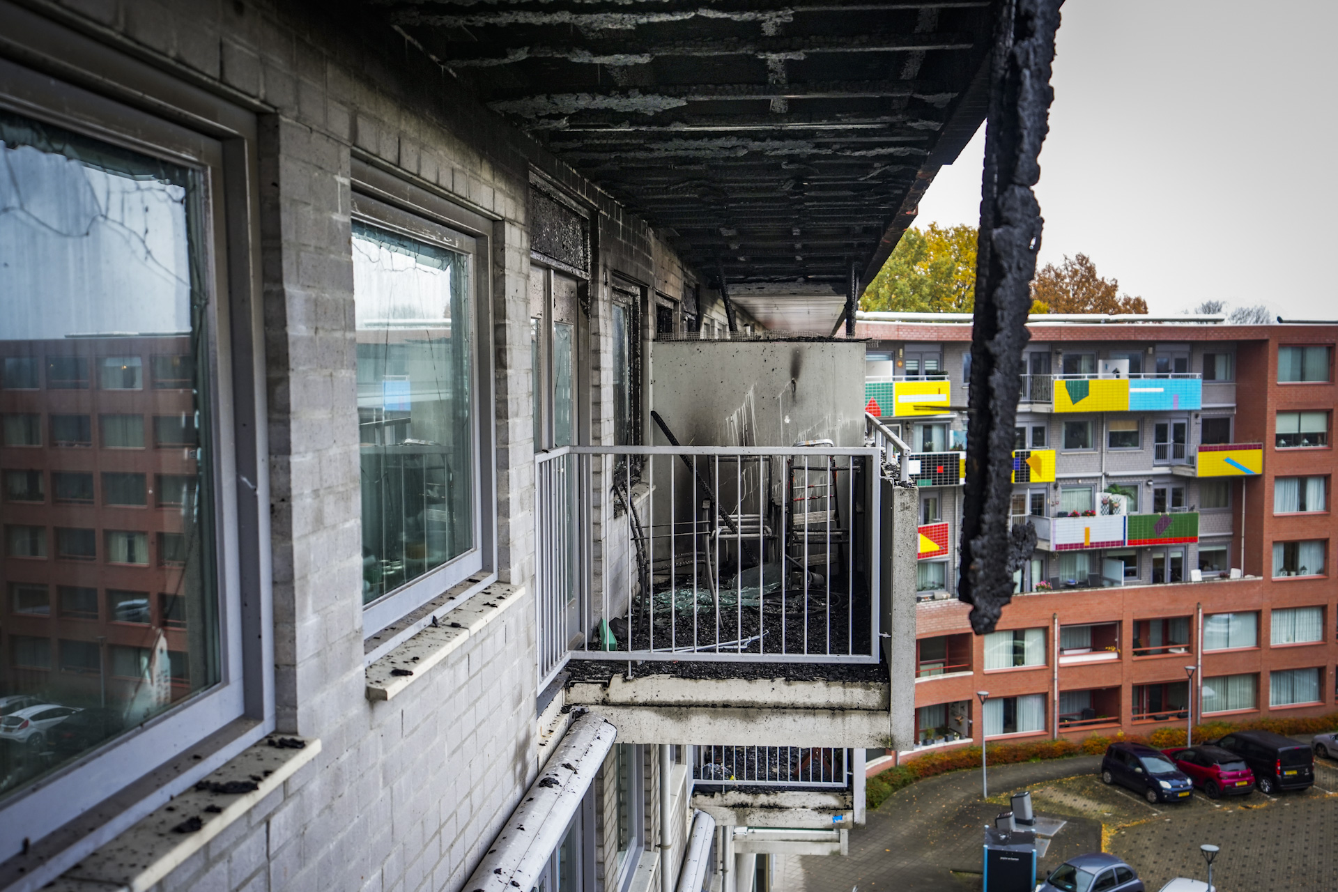 FOTO’S: Schade flat brand in Eindhoven overdag goed zichtbaar