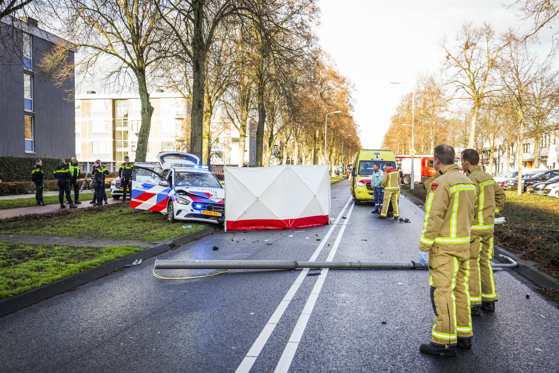 (foto Update) 31-jarige Motorrijder Dood Na Aanrijding Met Politieauto