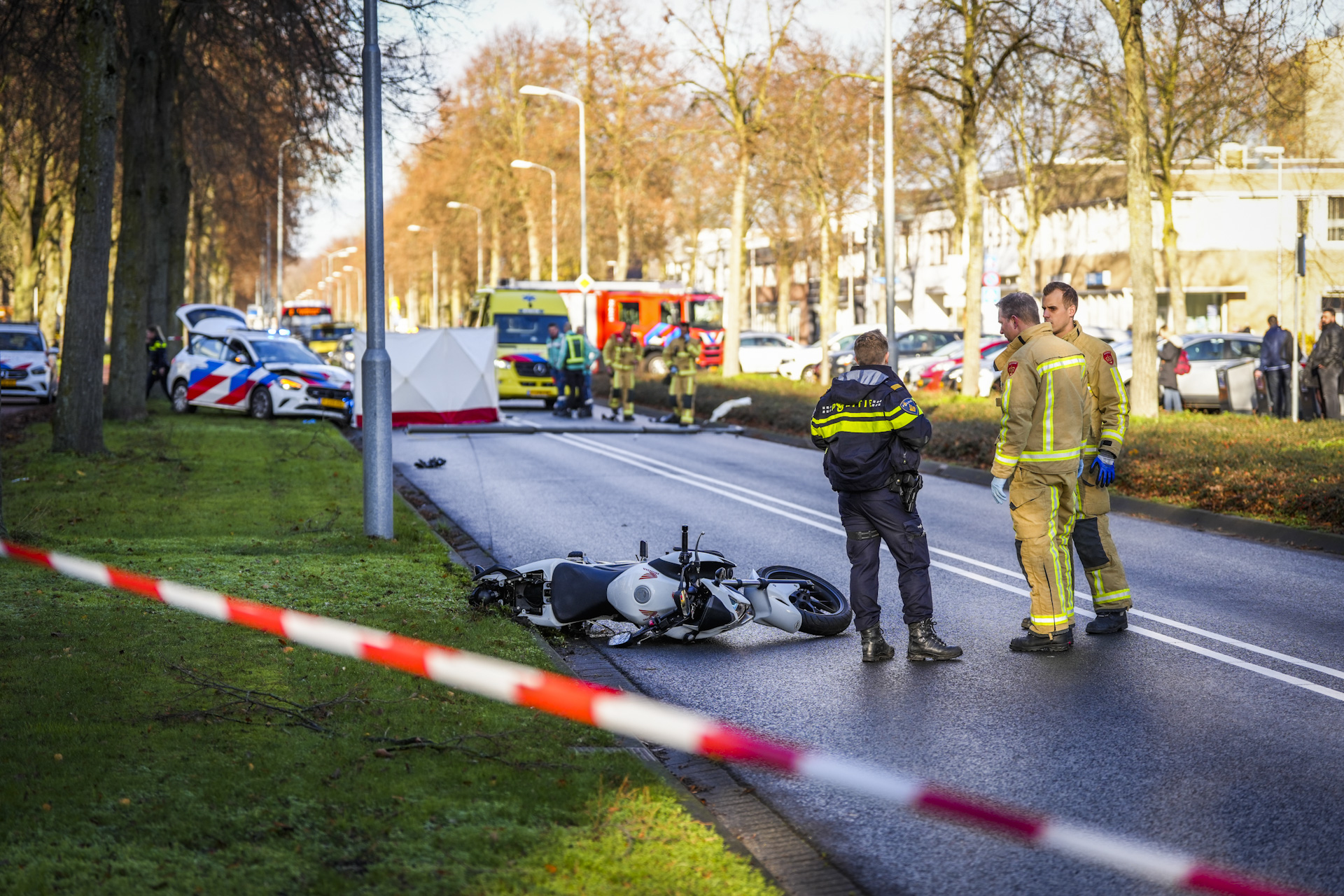 (foto Update) 31-jarige Motorrijder Dood Na Aanrijding Met Politieauto