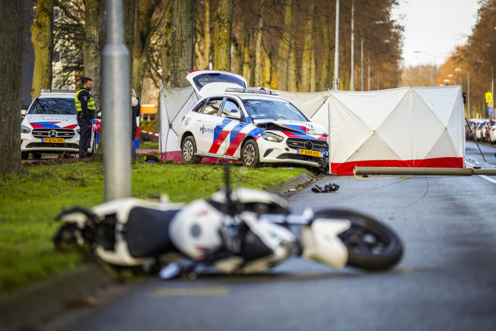 (foto Update) 31-jarige Motorrijder Dood Na Aanrijding Met Politieauto ...