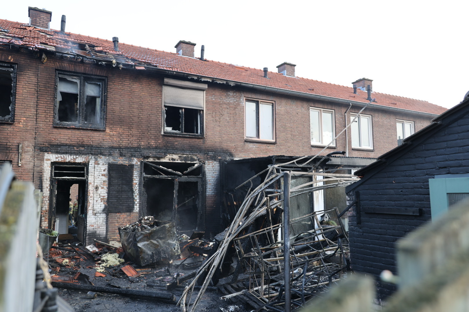 Kat overleden en drie woningen onbewoonbaar na grote brand