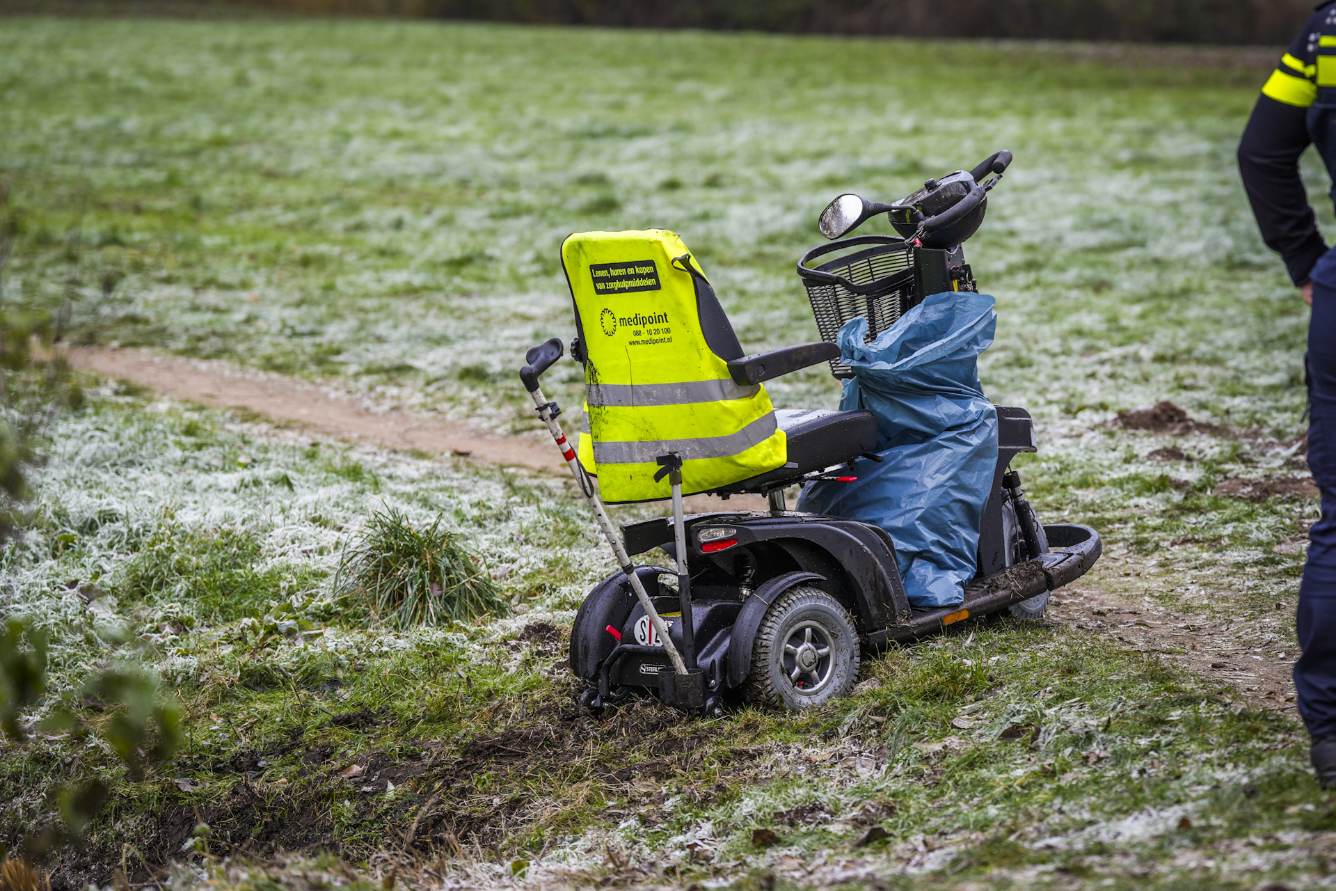 Man op scootmobiel belandt in ijskoud water