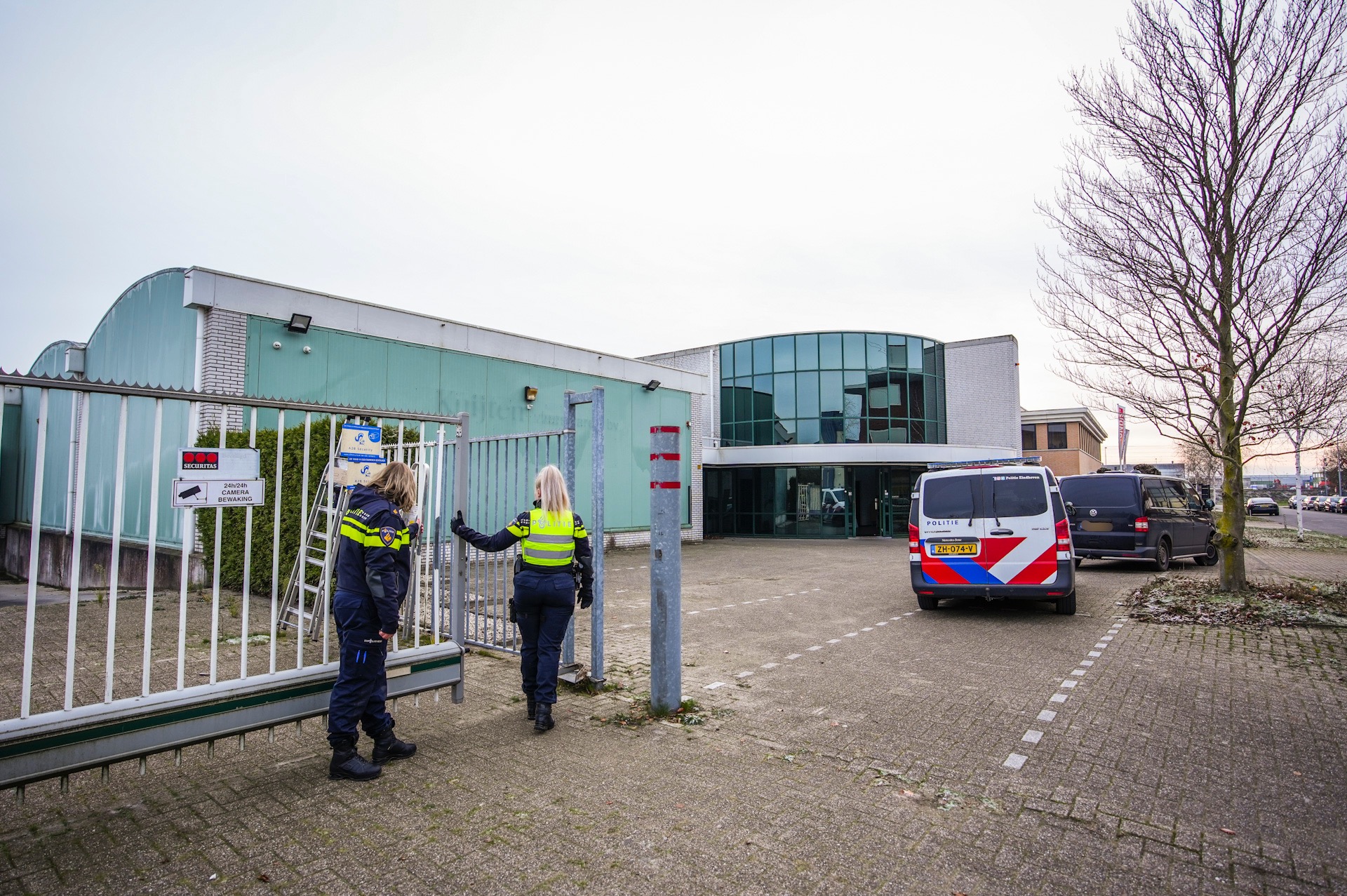 Politie onderzoekt mogelijk drugslab in bedrijfspand