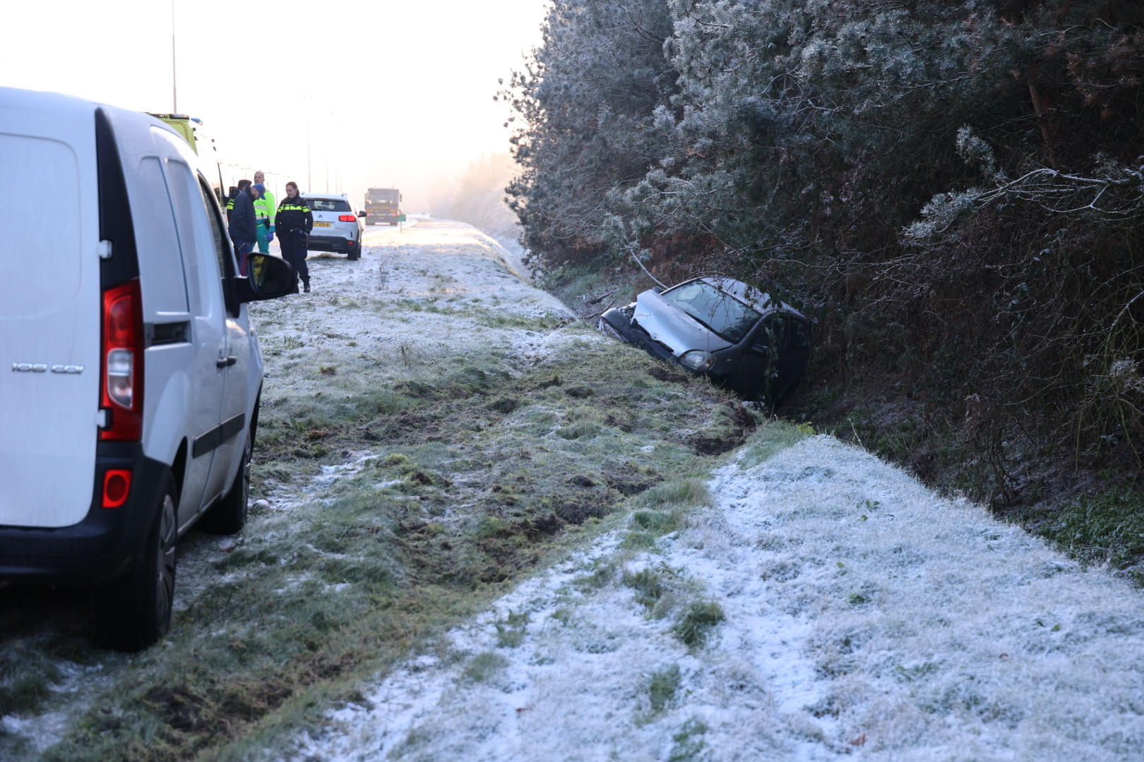 Auto door gladheid van de weg geraakt