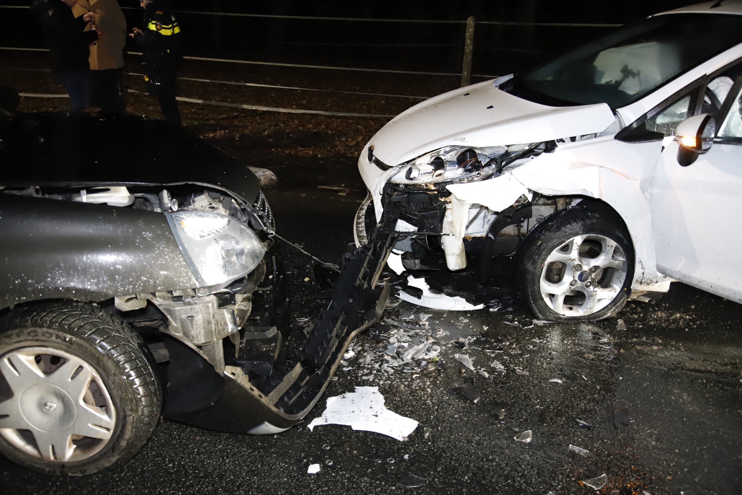 Twee auto’s komen frontaal in botsing, twee personen naar het ziekenhuis