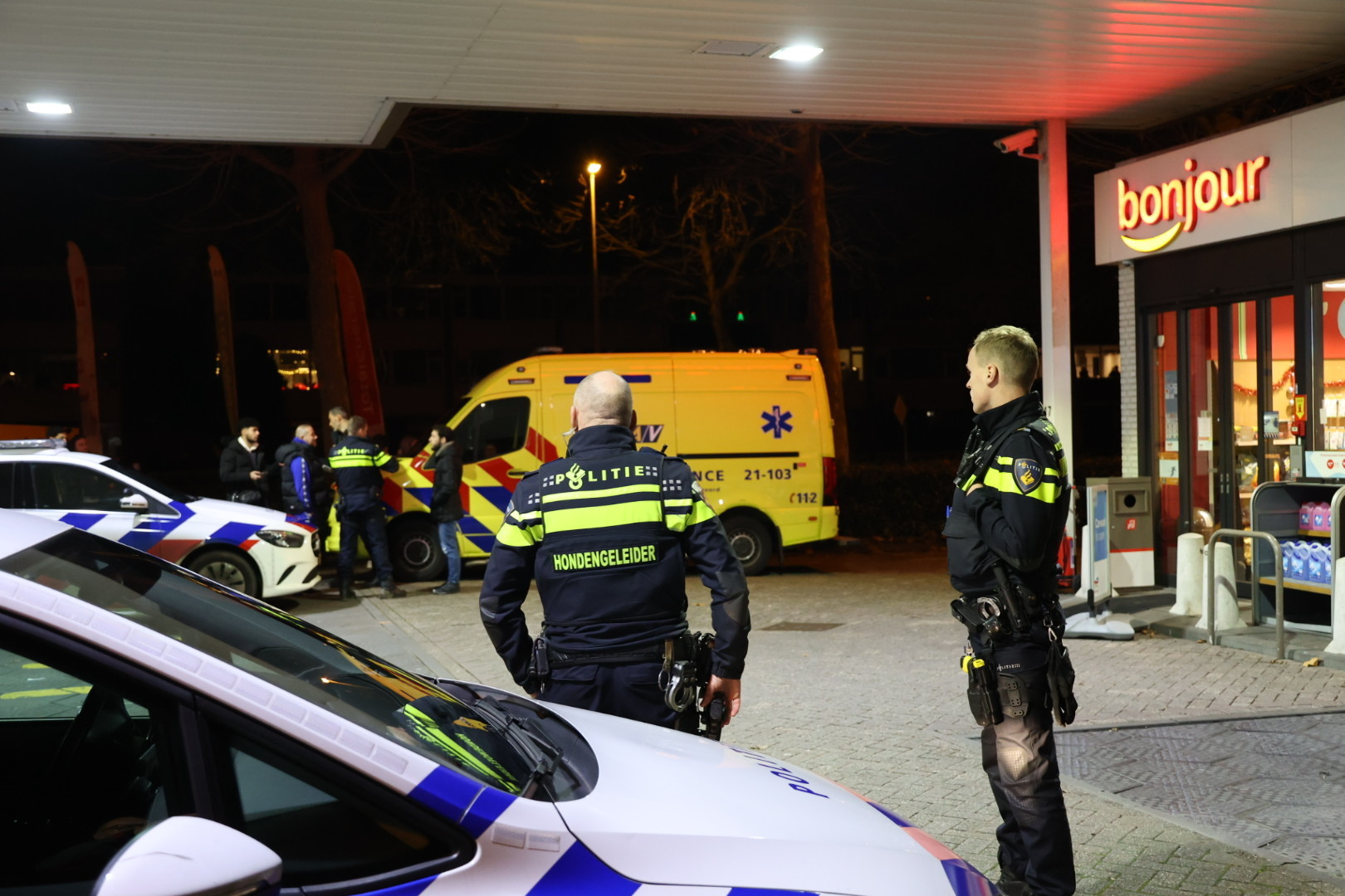 Man in hals gestoken bij tankstation, 19-jarige aangehouden