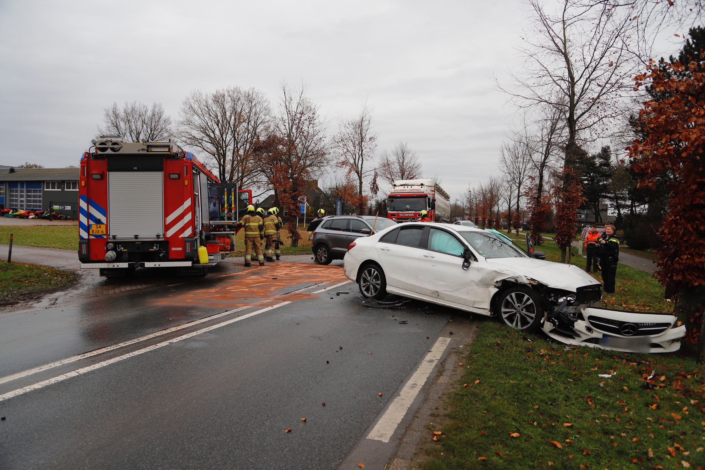 Bestuurster komt tot stilstand tegen boom na ongeval