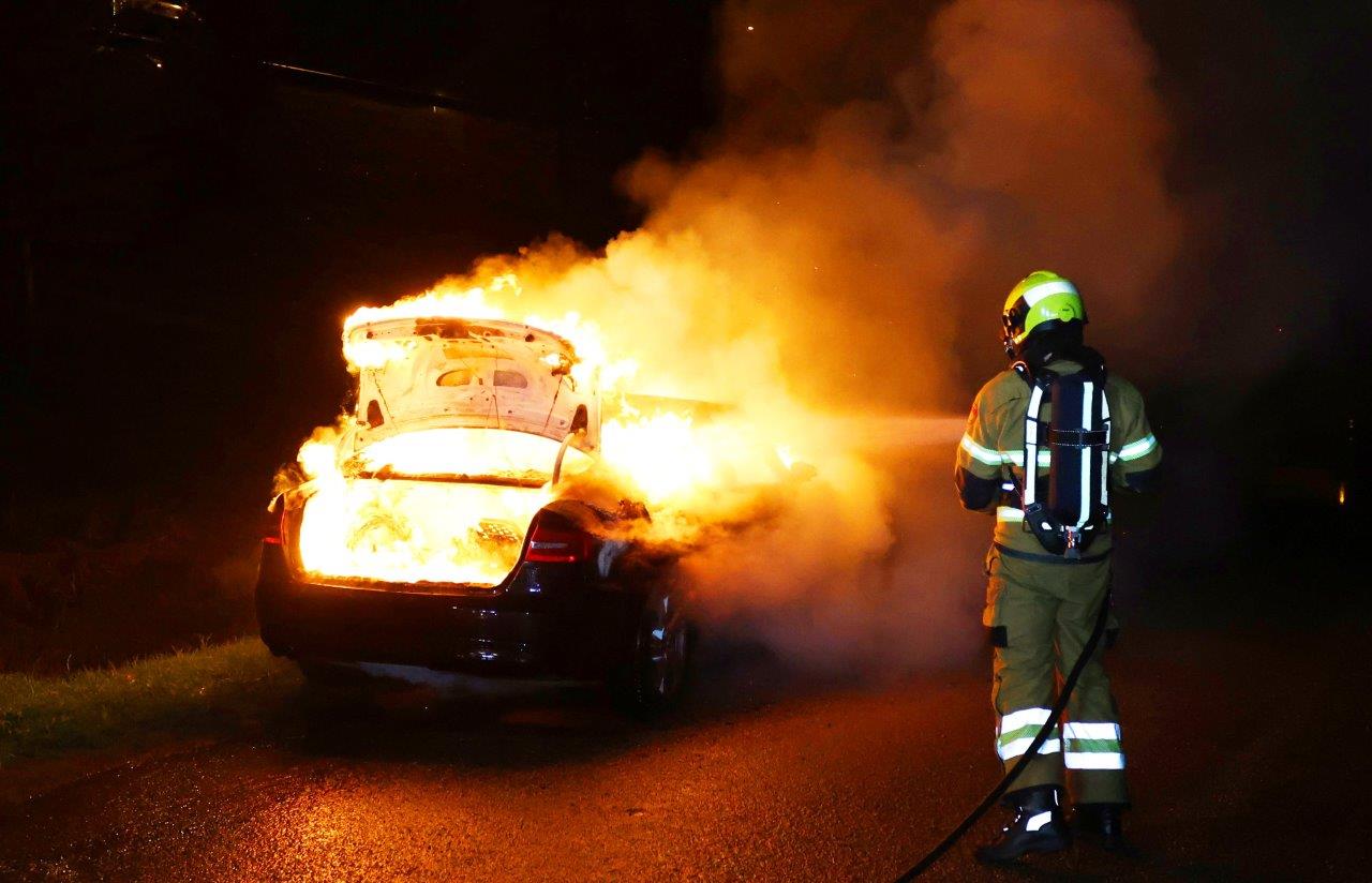 Overvallers steken gestolen voertuig in brand