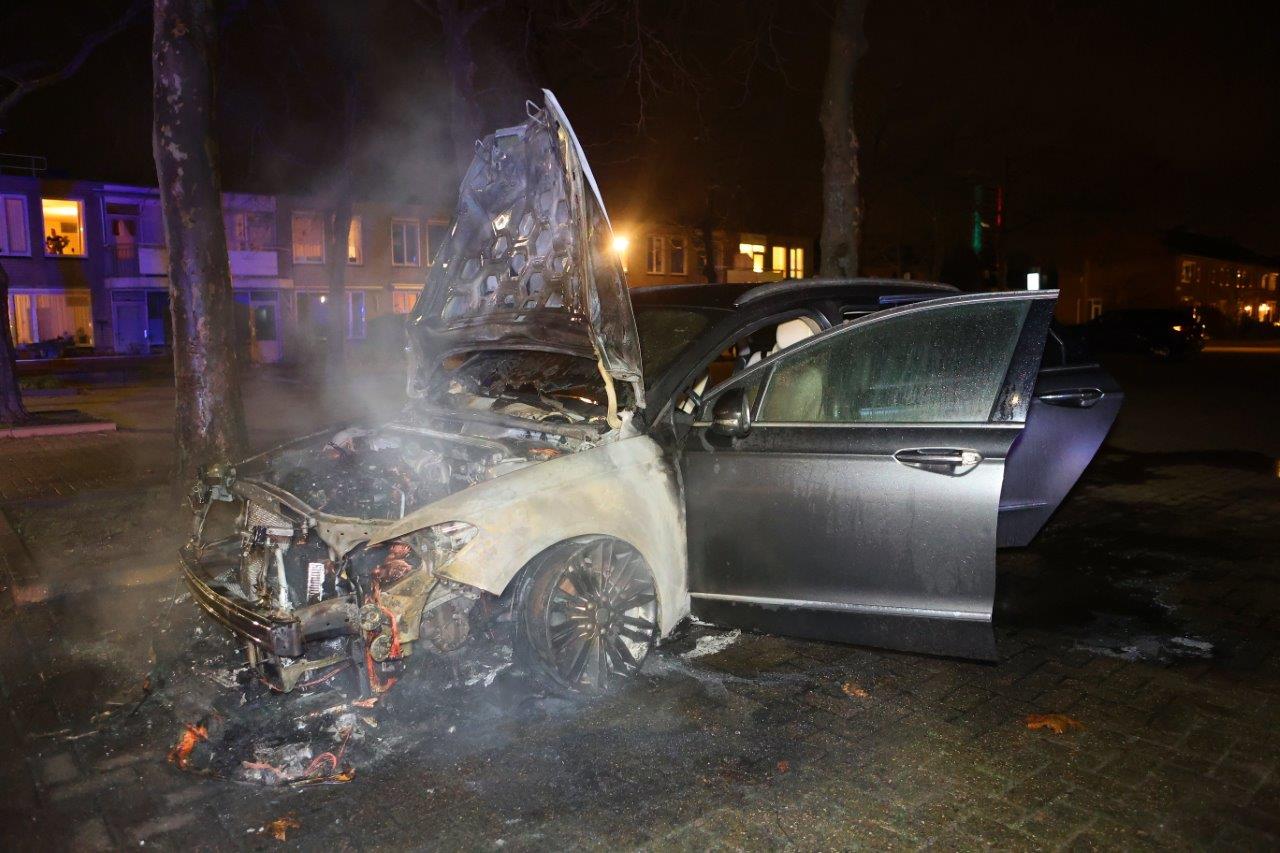 Geparkeerde auto in brand gestoken in Den Bosch