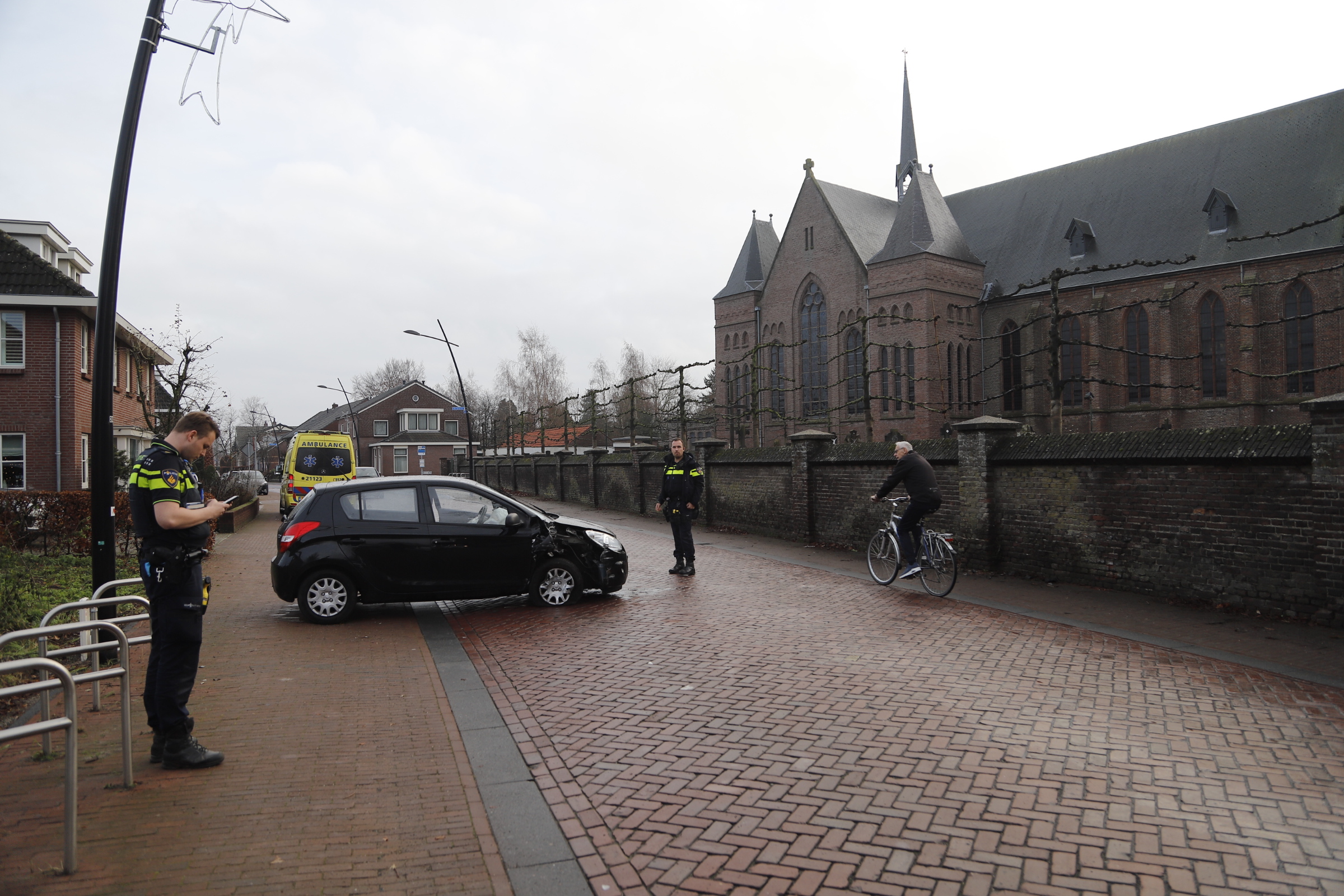 Auto botst tegen de muur van begraafplaats