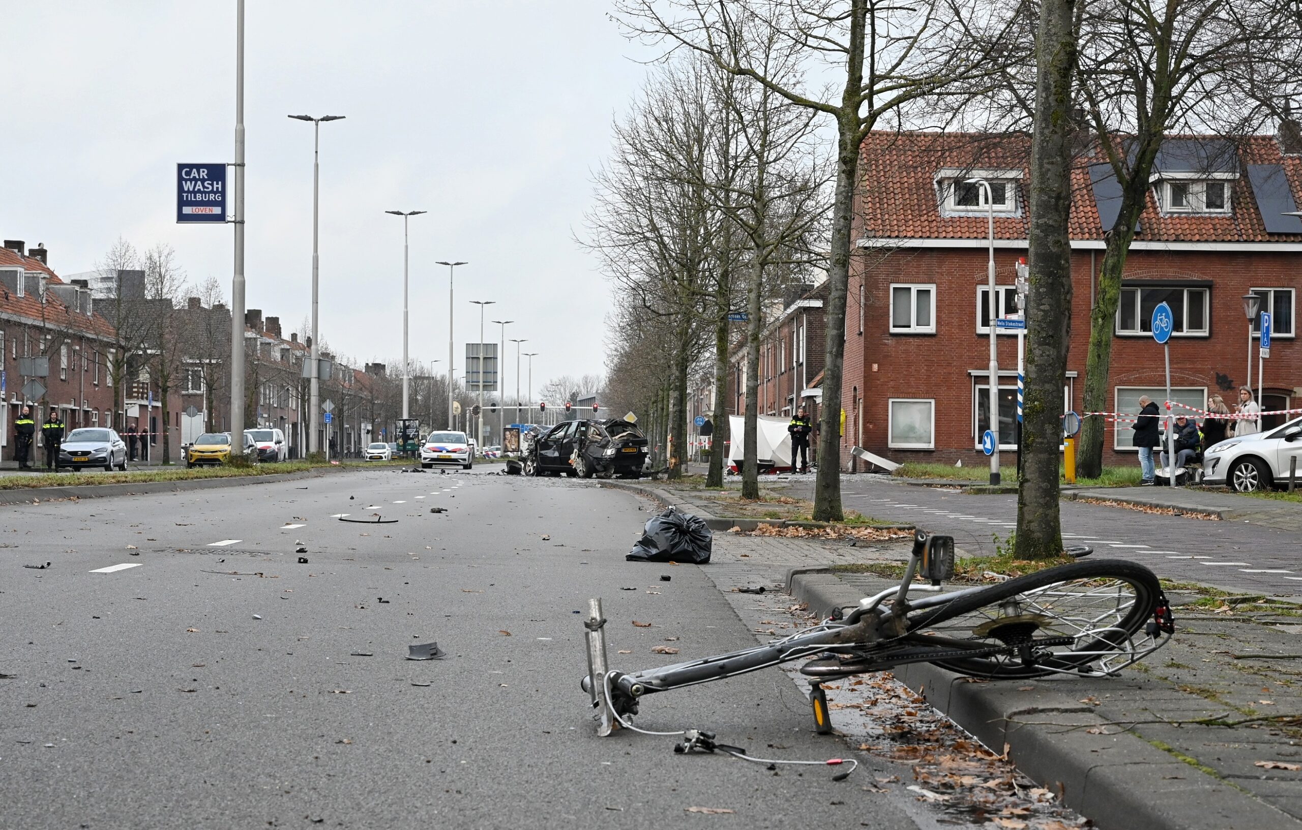 UPDATE: Auto ramt fietsers en woning, één dode en gewonde
