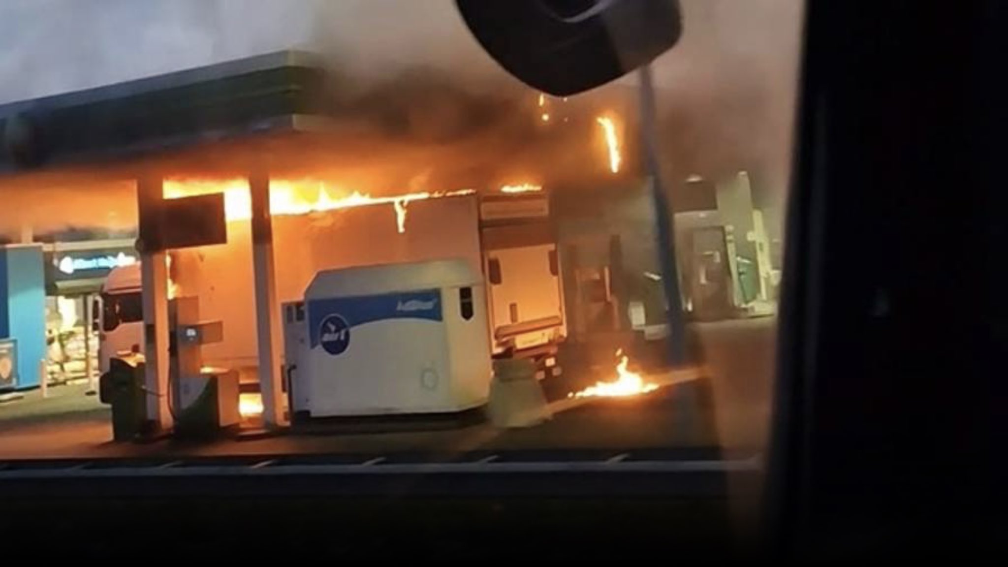 Vrachtwagen in brand bij tankstation langs snelweg