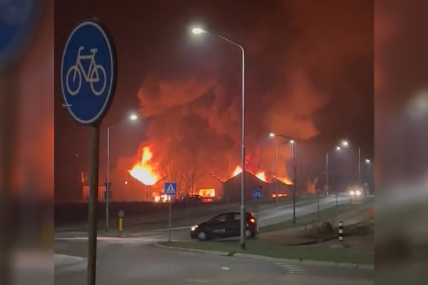 NL-Alert voor grote uitslaande brand in vier loodsen