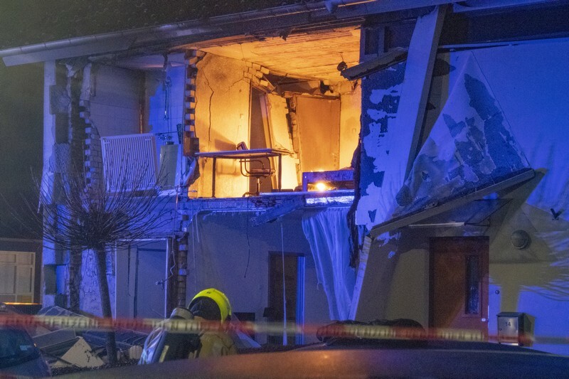 FOTO UPDATE Grote explosie blaast voor- en achtergevel uit woning, één gewonde