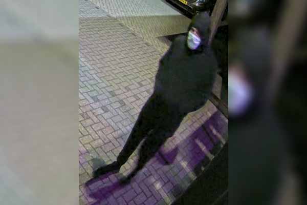 Brand bij autobedrijf werd aangestoken, verdachte gefilmd