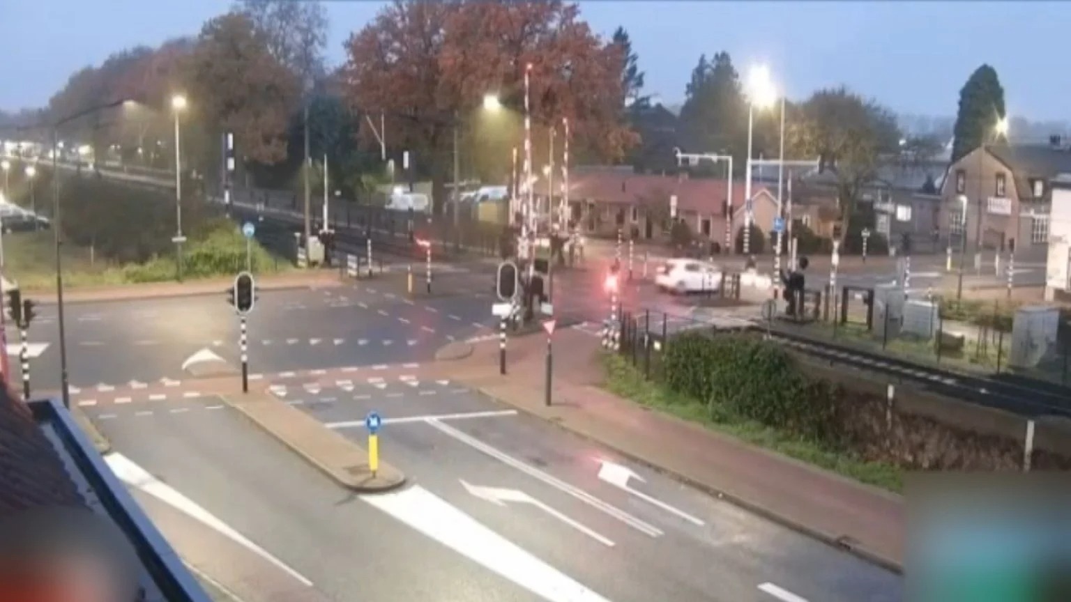 VIDEO: Man raast voorbij sluitende spoorbomen en rijdt 14 jarige aan: ‘Veel spijt’