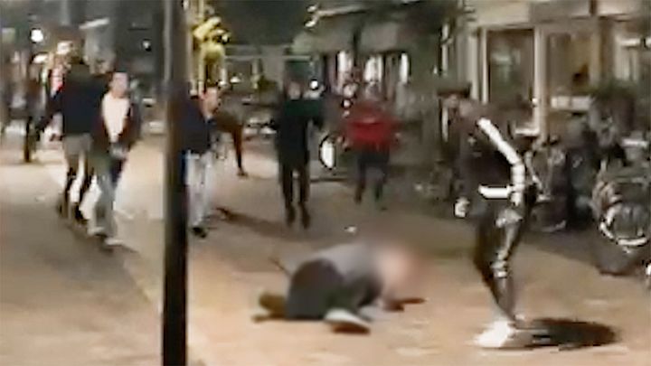 VIDEO: Man (56) zwaar mishandeld door groep tieners