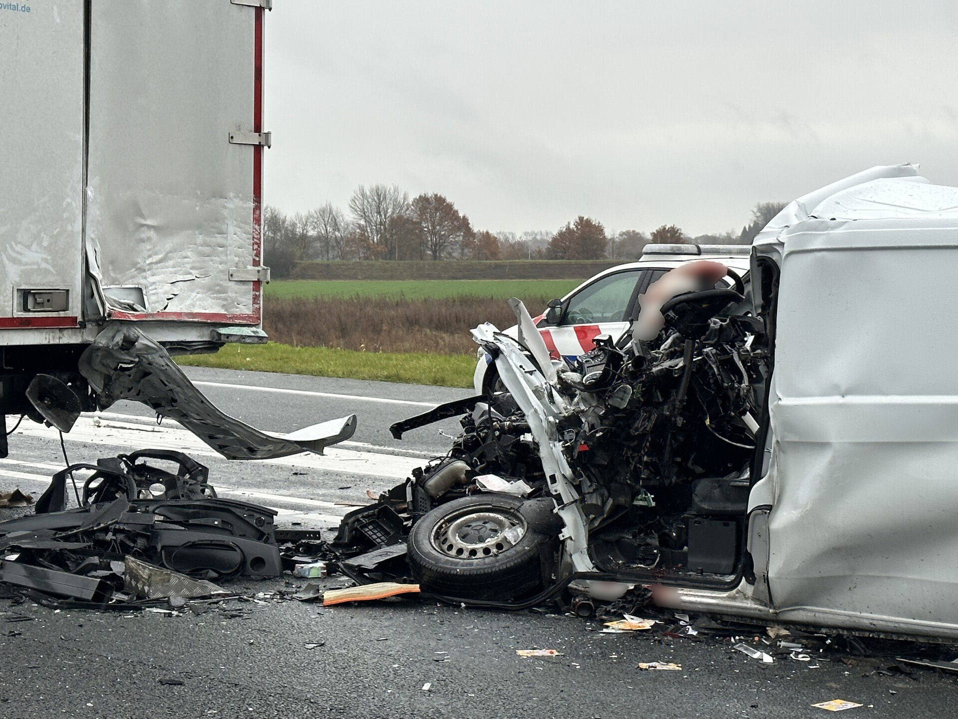 Bestuurder zwaargewond na heftige botsing, A59 dicht