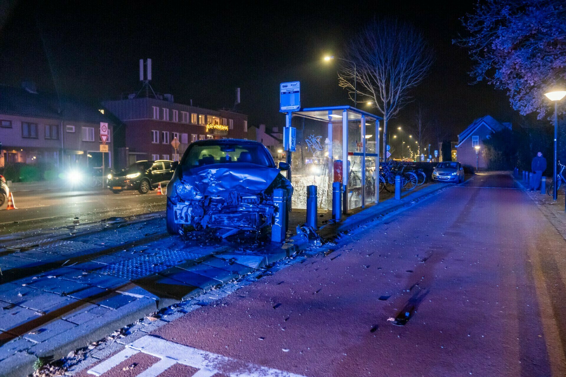 Ongeluk tussen auto en bestelbus, veel schade