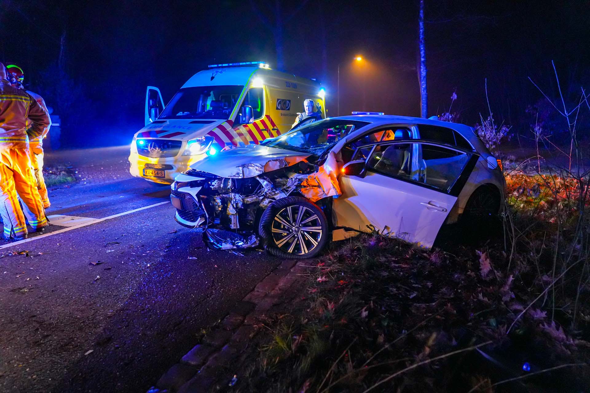 Vrouw raakt van de weg en rijdt tegen boom