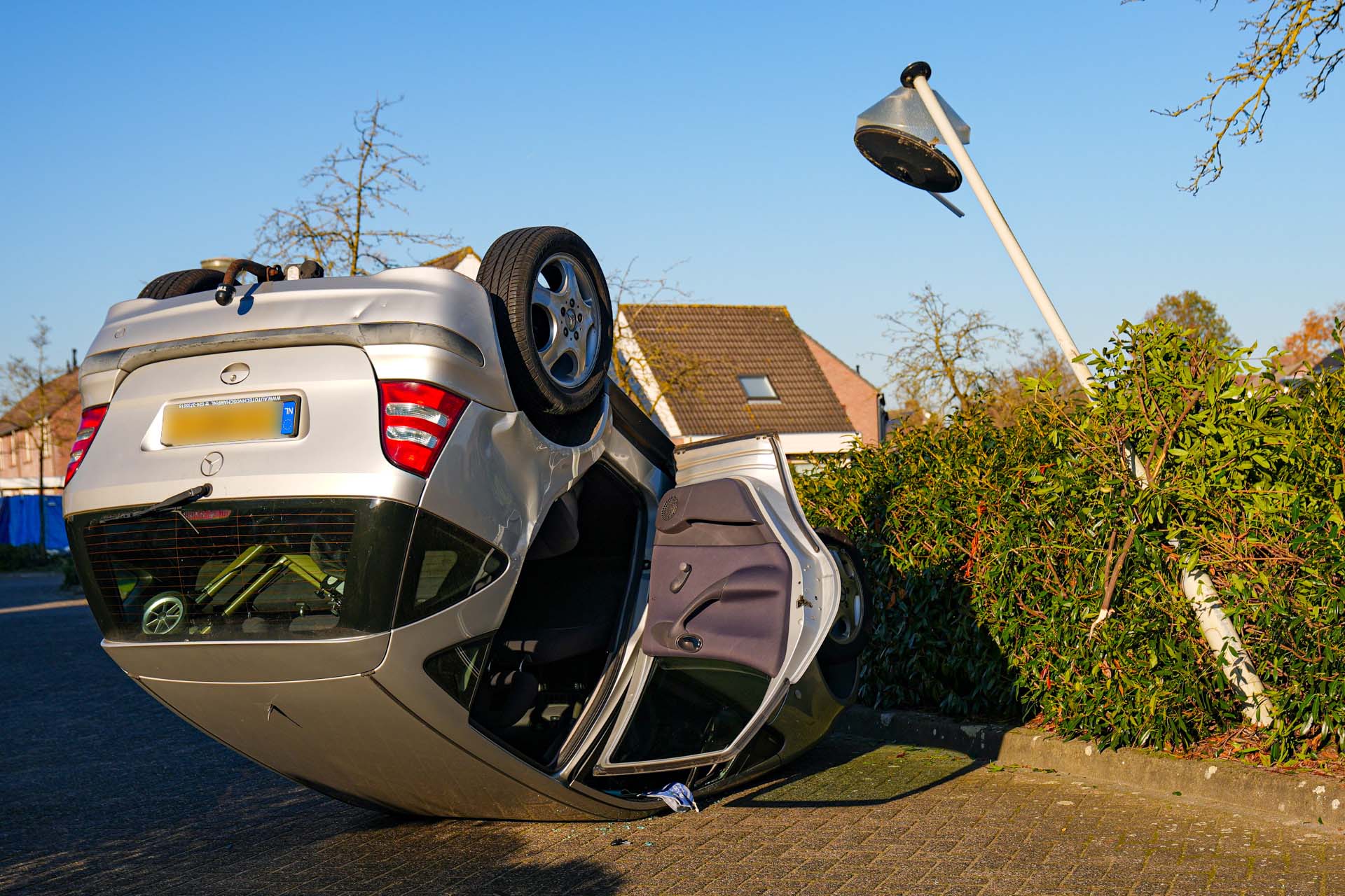 Oudere vrouw slaat met de auto over de kop in woonwijk