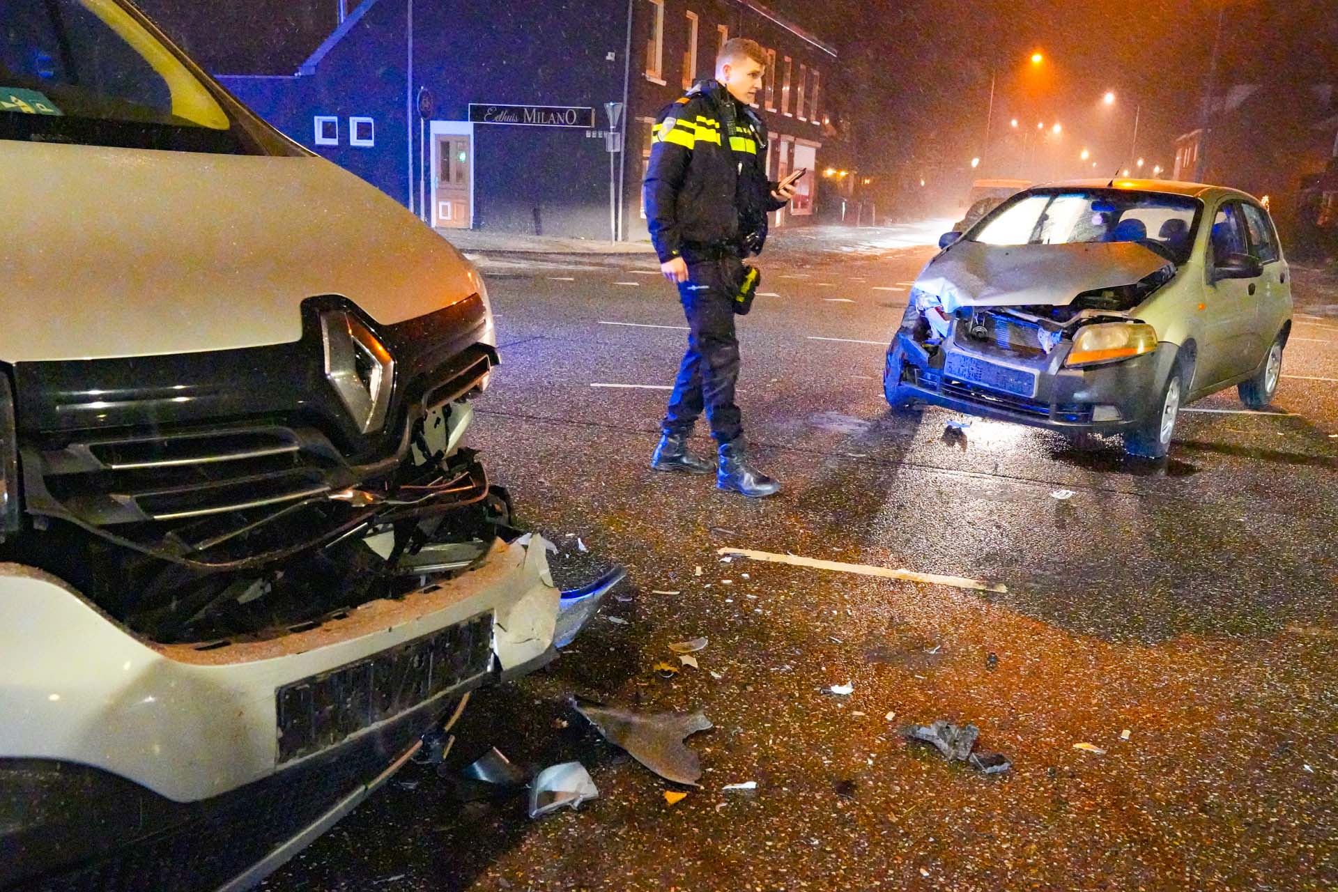 Persoon gewond geraakt na ongeval tussen busje en personenauto
