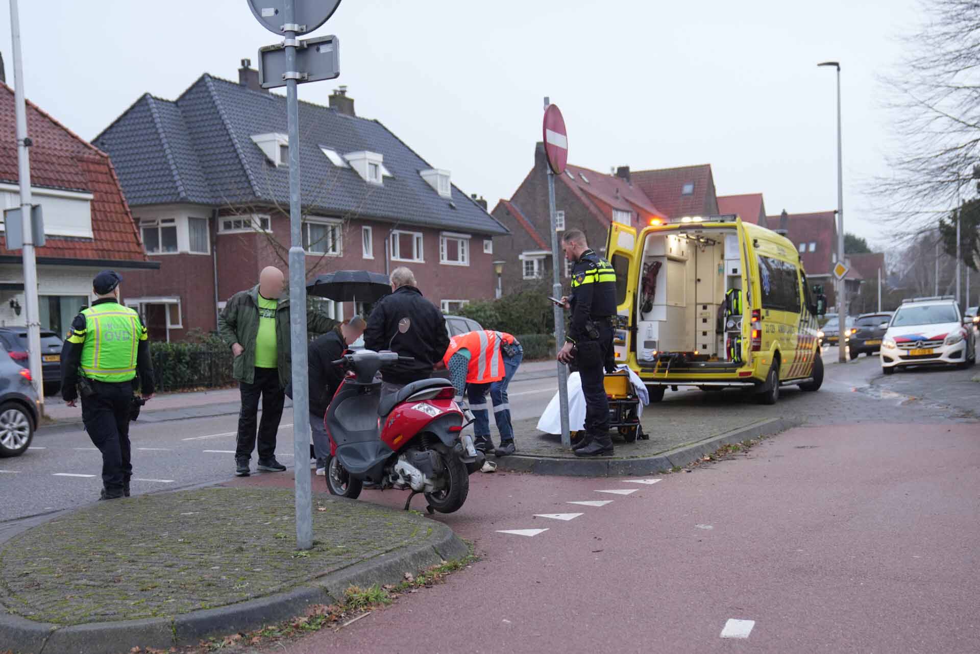 Vrouw gewond geraakt bij oversteken met snorscooter