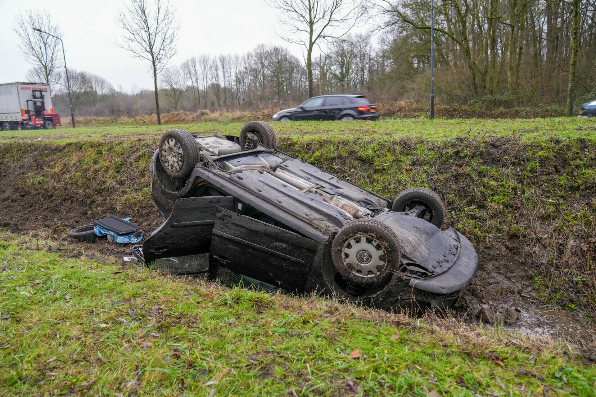 Automobilist belandt met auto in sloot